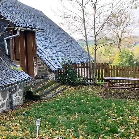 Les Lauzes Du Mas Holiday home Marchastel (Cantal)