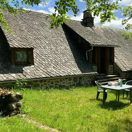 Les Lauzes Du Mas Holiday home Marchastel (Cantal)